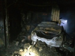 В Запорожской области гараж сгорел вместе с двумя машинами (Фото)