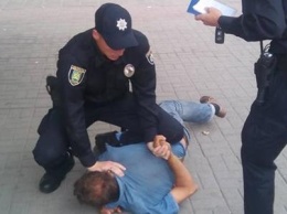 В Нежине пьяный парень сломал руку полицейскому