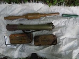 На Донбассе возле линии соприкосновения нашли тайник с боеприпасами