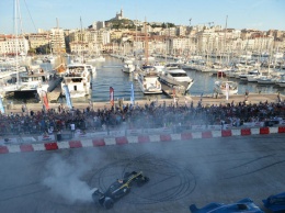На шоу Формулы 1 в Марселе пришло около 10000 зрителей