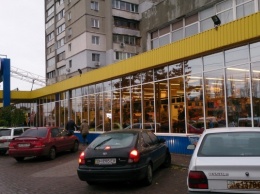 Кассир одесского супермаркеты показывает покупателям средний палец (ФОТО)