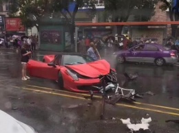 В Китае женщина за пару минут разбила арендованный Ferrari