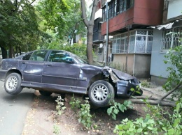 Авария на "Черемушках": таксист на BMW снес дерево во дворе