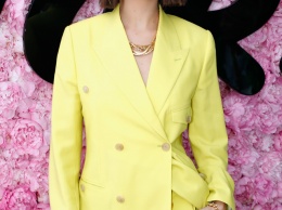 Образ дня: Белла Хадид в лимонном костюме Dior Homme