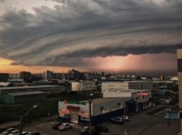 В сети показали впечатляющие фото урагана в российском Барнауле