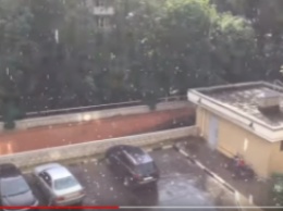 Не спасали зонтики: Москву засыпало градом размером с яйцо - кадры