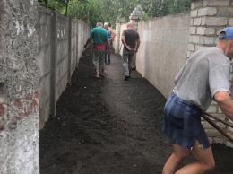 В Николаеве жители собственноручно заасфальтировали переулок в Терновке
