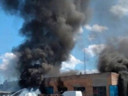 В Полтаве загорелся гараж автотранспортного предприятия. Сгорели 2 автобуса (фото и видео)