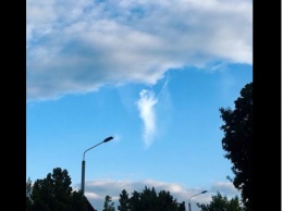В небе над Киевом заметили необычное облако, напоминающее ангела, - ФОТО