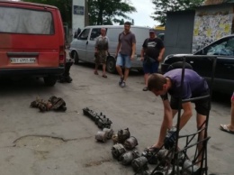 А нам все-равно! В Мелитополе «железячники» торгуют деталями с тротуаров (фото)