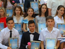 «Первому среди лучших»: в Керчи чествовали выпускников, которые завершили школу с медалью