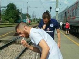 "Не выдержали вони в туалете": в России иностранные фанаты выходили из поезда, чтобы почистить зубы