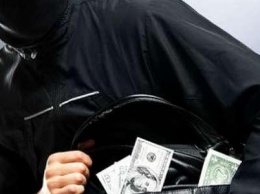 В Одессе люди с пистолетом отобрали у мужчины сумку с деньгами