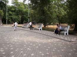 В парке Шевченко поставили скамейки в виде книг со стихами Кобзаря