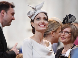 В сети обсуждают элегантный образ Анджелины Джоли на службе в Лондоне