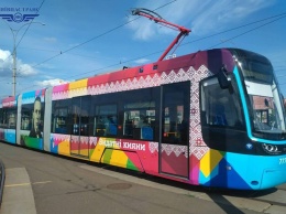 В Киеве запустили трамваи с портретами Булгакова и Сикорского. Фото