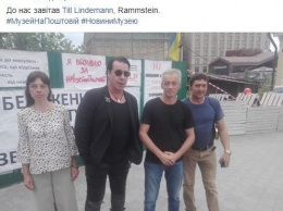 Появились фото, как лидер Rammstein Тилль Линдеманн гулял по Киеву