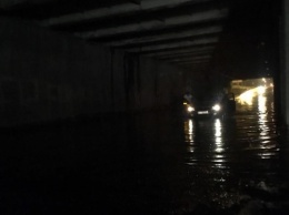 Во время ливня автомобилисты "ныряли" в воду, которая доходила до окон (ФОТО)