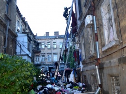 В центре Одессы спасатели тушили пожар в квартире, заваленной бытовым мусором. Фото, видео