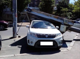 Одесса: рекламный щит у деликатес-маркета раздавил легковое авто