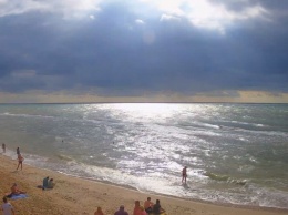 В Кирилловке море штормит, а небо затягивают тучи (фото)