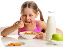 Диетологи рассказали, чем нельзя кормить детей