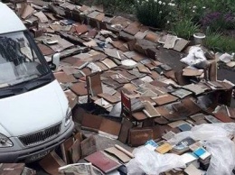 Библиотека в Чернигове пытается спасти утонувшие книги и газеты. Нужна помощь