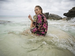 44-летняя Кейт Мосс нежится на пляже в кампании Saint Laurent (ВИДЕО)