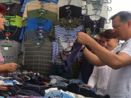 Ляшко в футболке за шесть тысяч гривен покупал трусы на рынке в Миргороде