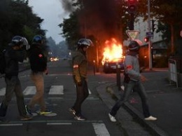 Во Франции вспыхнули массовые беспорядки из-за убийства полицейскими молодого мужчины. Фото, видео