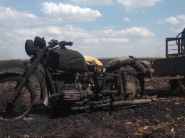 На Днепропетровщине мотоцикл вызвал пожар на поле с пшеницей