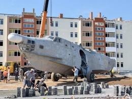 В Евпатории приступили к установке самолета-памятника