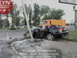 В Киеве водитель во время побега от полиции разбился об столб