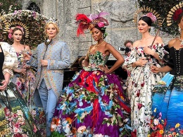 Ева Герцигова, Наоми Кэмпбелл, Хелена Кристенсен, Китти Спенсер и другие на показе Dolce & Gabbana Alta Moda в Комо