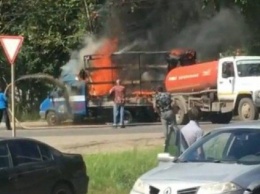 В России фекалиями потушили горящий автомобиль (видео)