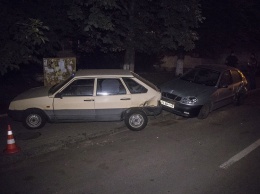 В Киеве пьяный водитель протаранил припаркованные авто. Фото