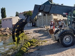 Местные жители и бердянские промышленники убирают пляж на Слободке
