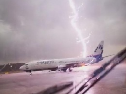Опубликовано фото, как в аэропорту Цюриха молния ударила в турецкий самолет