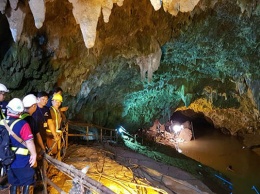 Спасатели пробурили 100 отверстий в пещере в Таиланде, где блокированы школьники