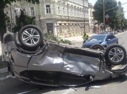 В Мариуполе от удара перевернулось авто, - ФОТО