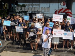Возле дельфинария в Одессе требовали закрытия хлорированной тюрьмы (фото)