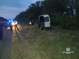На Николаевщине маршрутка с 17 пассажирами съехала в кювет: водителю стало плохо