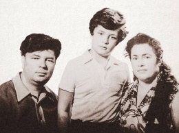 В День семьи Порошенко показал черно-белое фото с мамой и папой