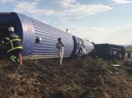 В Турции пассажирский поезд сошел с рельсов: много погибших