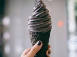 Чем опасно черное мороженое