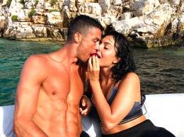 Джорджина Родригес опубликовала сексуальное фото с Криштиану Роналдо