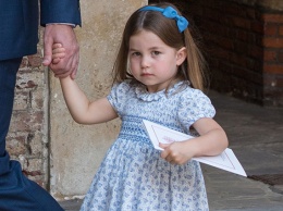 Принцесса Шарлотта поставила на место папарацци на крестинах принца Луи