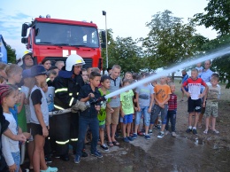 Пожарные провели мастер-класс для детей на берегу Черного моря в Очакове