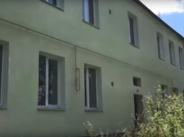 Журналисты показали выданное военным опасное жилье на Волыни: обвалившийся потолок и постоянный запах (ВИДЕО)