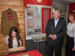 Лукашенко предложил 20-летней "Мисс Беларусь" возглавить колхоз